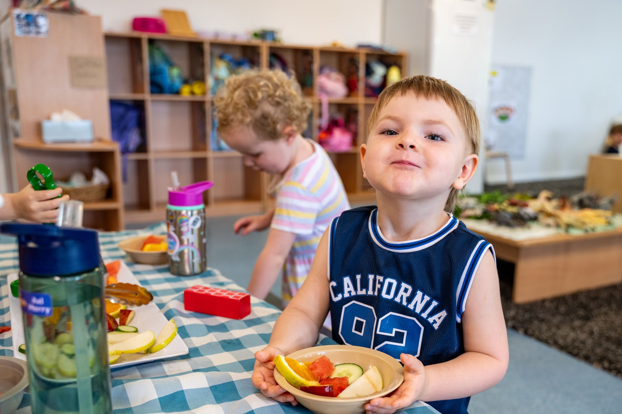 goodstart-robina-goldwater-avenue-child-eating-fruit-lunch.jpg